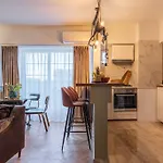 Views Of Palace Of The Parliament 3br Safari Design * 布加勒斯特