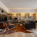 Views Of Palace Of The Parliament 3br Safari Design * 布加勒斯特