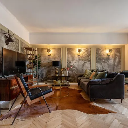 Views Of Palace Of The Parliament 3br Safari Design Appartamento Bucarest