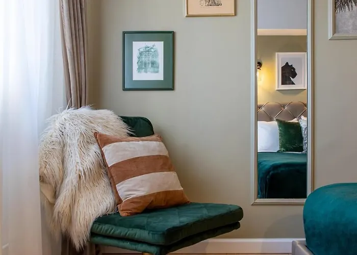 Views Of Palace Of The Parliament 3br Safari Design *