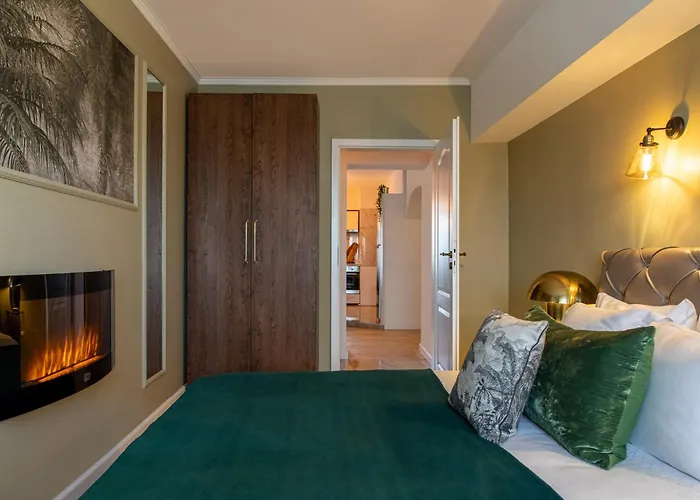 Views Of Palace Of The Parliament 3br Safari Design Apartman *