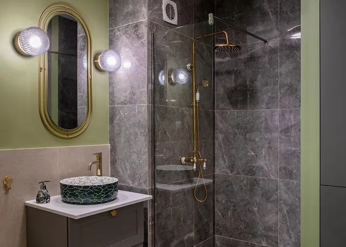 Views Of Palace Of The Parliament 3br Safari Design Lejlighed