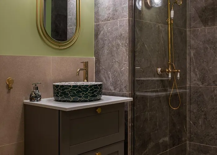 Views Of Palace Of The Parliament 3br Safari Design