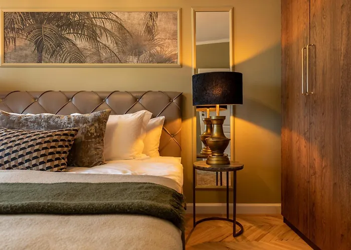 Views Of Palace Of The Parliament 3br Safari Design Lejlighed