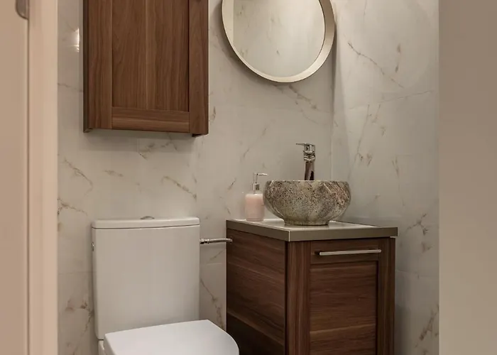 Views Of Palace Of The Parliament 3br Safari Design Lejlighed *