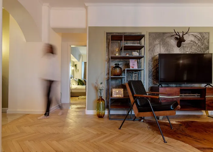 Views Of Palace Of The Parliament 3br Safari Design Apartmán *